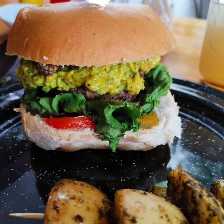 photo of Veganteria Hamburguesa aclamada guacamole shared by @silvialeon92 on  27 Apr 2020 - review