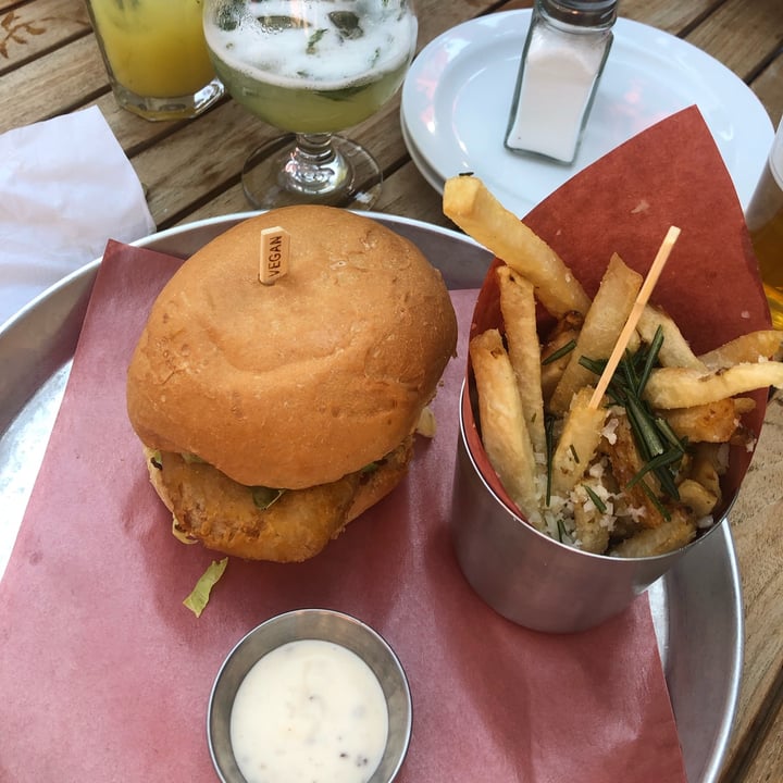 review photo of Beertown Public House Barrie PLANT-BASED CAROLINA FRIED MEATLESS CHICK’N SANDWICH shared by @roachhole on 16 Oct 2022 - review