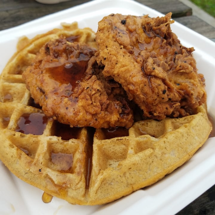 photo of The Southern V Chick'n and Waffle shared by @caseyveganforlife on  23 Sep 2021 - review