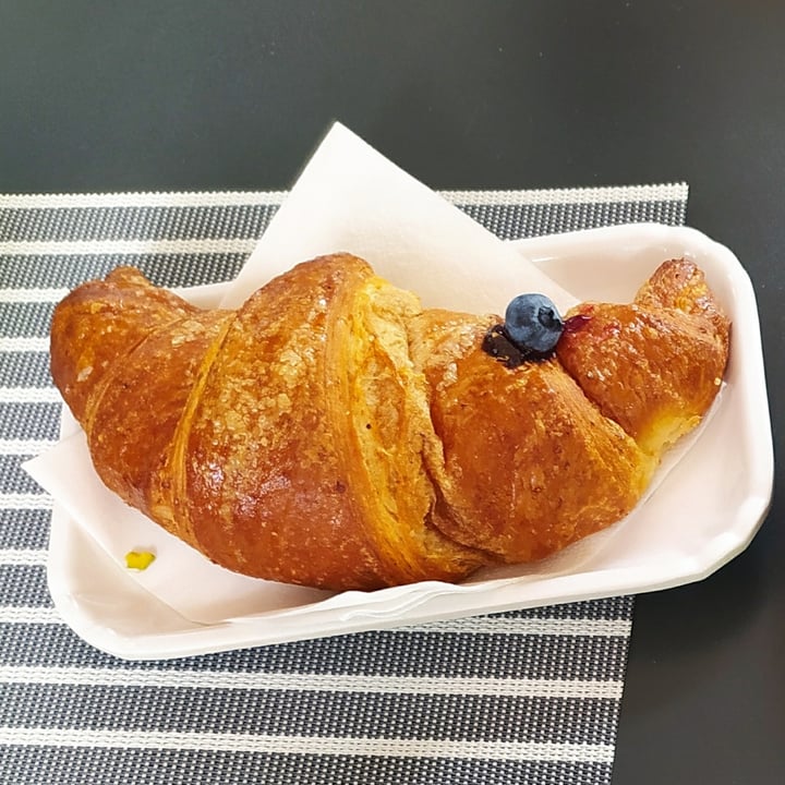 photo of Sosi Buona Pausa Croissant Vegano Ai Frutti Di Bosco shared by @seelveea on  28 Jun 2022 - review