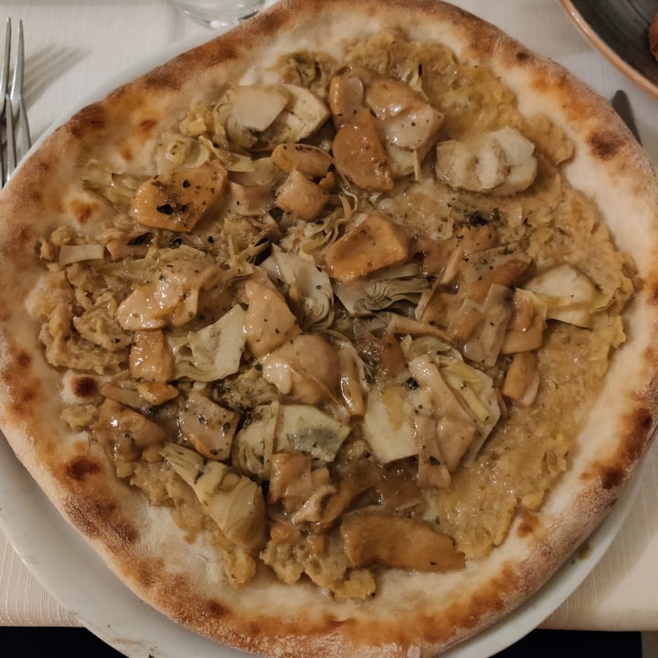 photo of Acqua e Vino Pizza Con Crema Di Carciofi, Carciofi E Porcini shared by @emilianogiangreco on  07 Nov 2022 - review