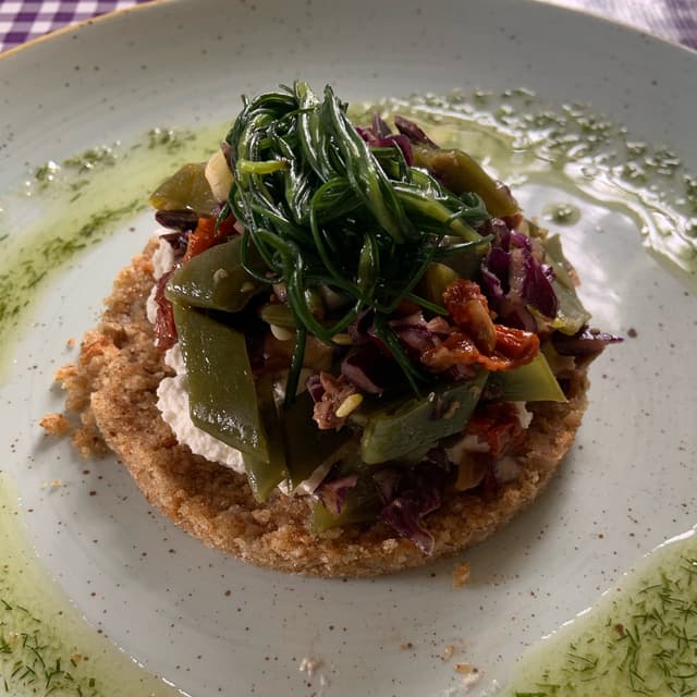 Photo of the dish “Cheesecake salata con ricotta vegetale di mandorle, verdure marinate e olio al finocchietto”