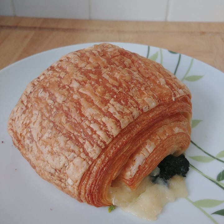 review photo of Oh My Days Vegan Cafe Spinach and Feta Croissant shared by @alynereis on 24 Sep 2021 - review