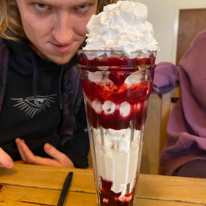 photo of Mono Knickerbockerglory shared by @meganthevegetable on  03 Apr 2022 - review