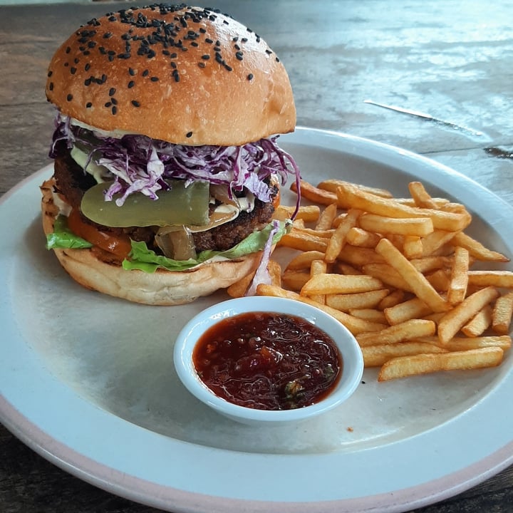 photo of Manggis in Canggu Hmm burger shared by @plantsfeelthough on  03 Jan 2022 - review