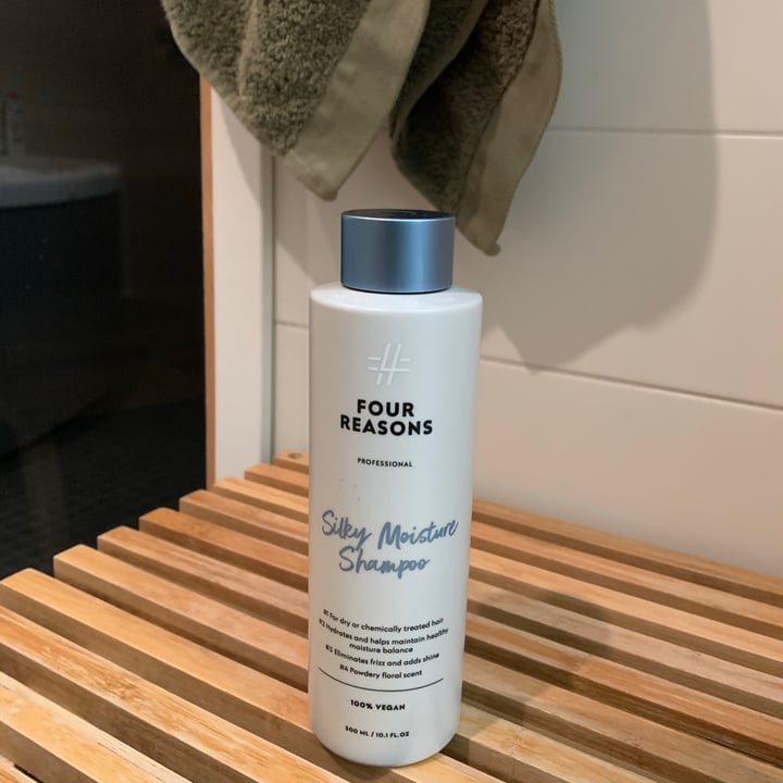 review photo of Four Reasons Silky Moistur Shampoo shared by @pienihiiri on 19 Oct 2020 - review