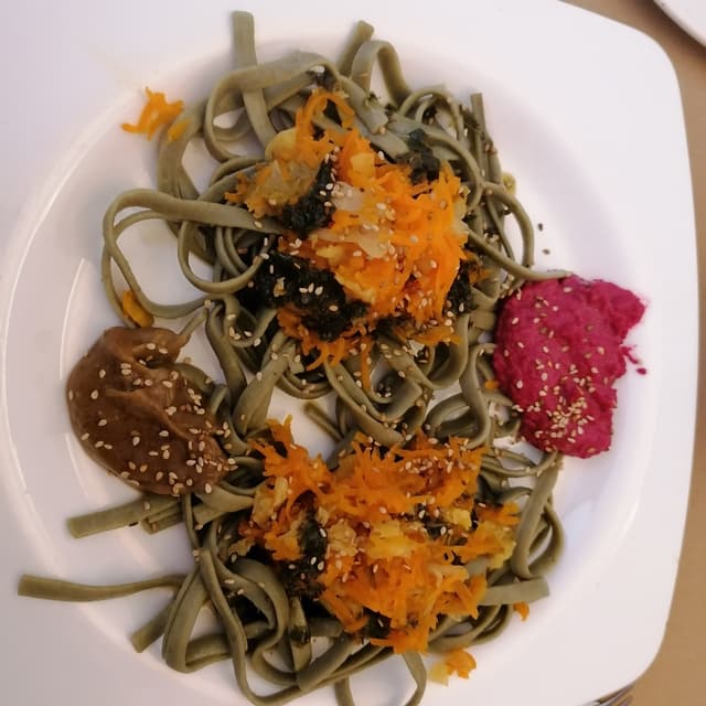 Foto do prato “Tallarines de espirulina”