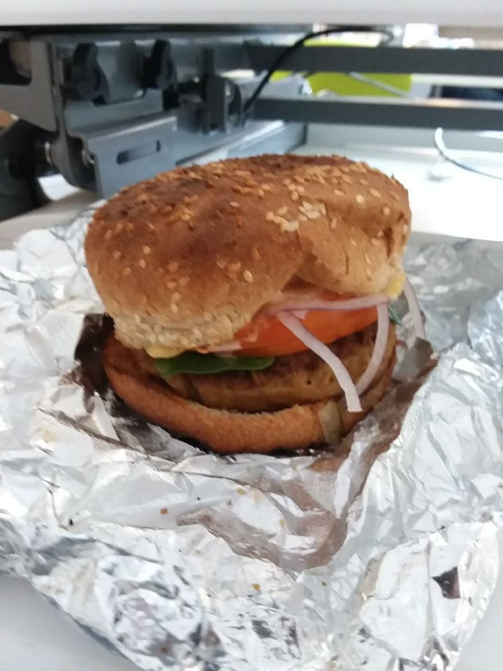 photo of Evan's Organic Eatery Beyond Burger cheese burger shared by @annesemenak on  10 Nov 2018 - review