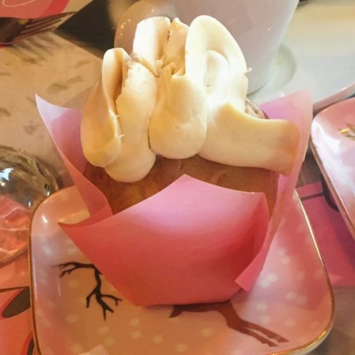 review photo of Gesell Pasteleria Bakeology Muffins Con Pasta De Maní shared by @jamespalumbo on 31 Dec 2021 - review