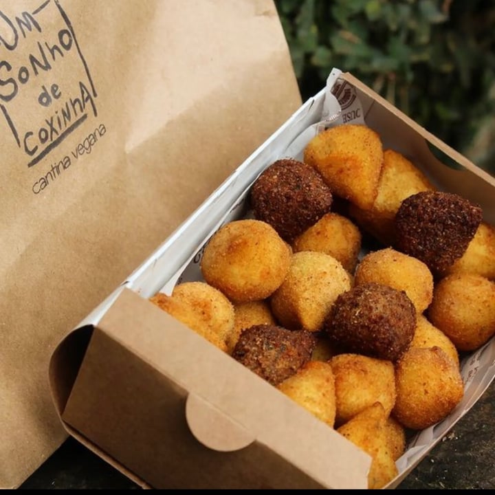 review photo of Um Sonho de Coxinha (Cantina Vegana) Mini bolinha de queijo shared by @robertacf on 06 May 2022 - review