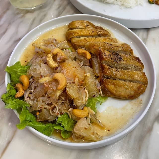 Foto del plato “Pomelo Salad with Love Handle Plant-based Grilled Chicken”