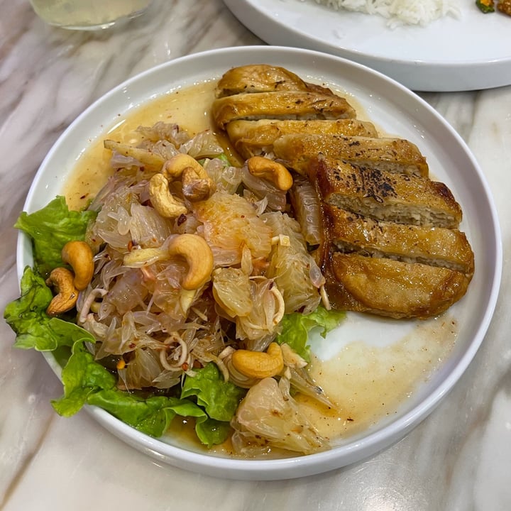 photo of Bangkok Jam Great World City Pomelo Salad with Love Handle Plant-based Grilled Chicken shared by @mehmehrene on  09 Sep 2022 - review
