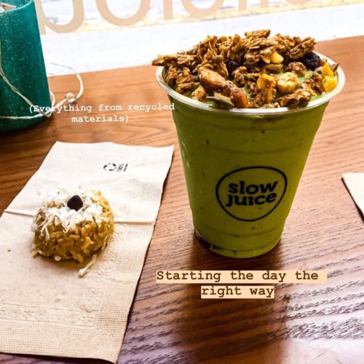 photo of Slow Juice Smoothie Bowl and Raw Cookie shared by @stefivare on  10 Jun 2020 - review