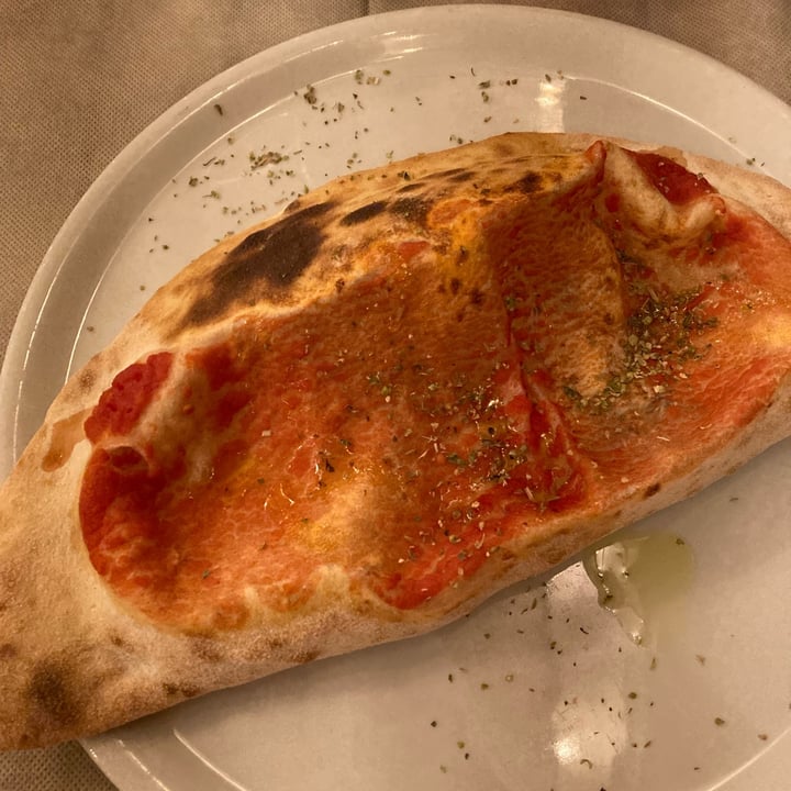 photo of La tana del lupo Calzone Vegetariano shared by @laraaleo on  23 Jul 2022 - review