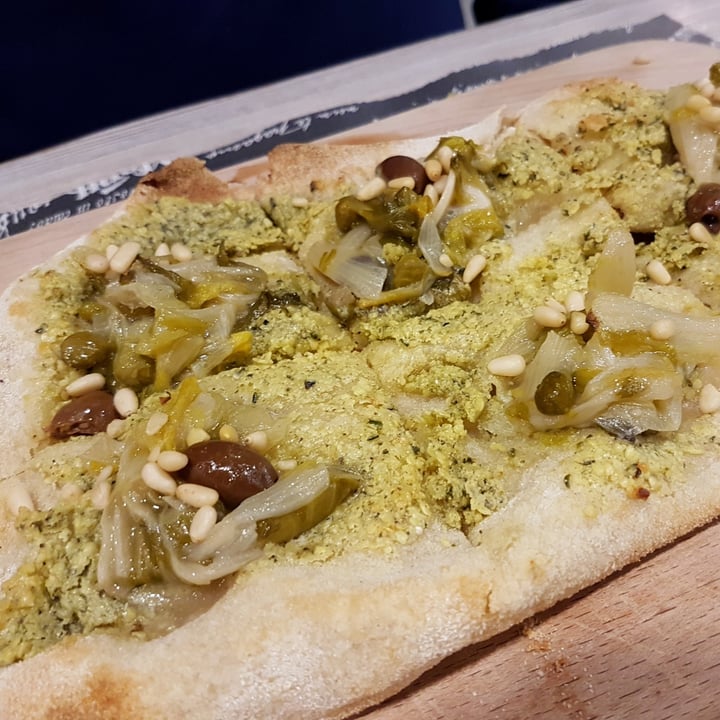photo of B White Pinzeria Pinseria Pizzeria pinsa vegana pistacchio olive e bieta shared by @blueconservancy on  11 Sep 2022 - review