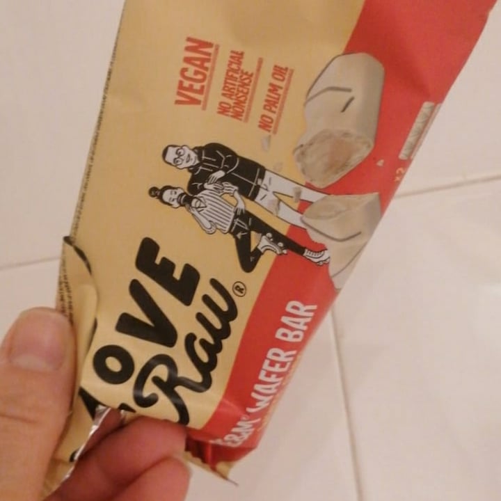 photo of LoveRaw Cre&m Wafer Bar White Choc shared by @crisvegan24 on  01 Jun 2021 - review