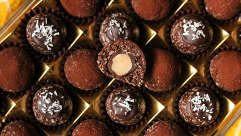 Cioccolatini crudi vegani in stile Ferrero Rocher