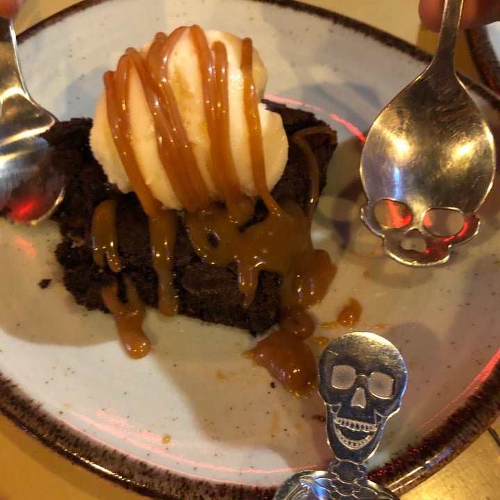 review photo of Cafe Leon Interior 6 Local 3 Paseo Del Faro Brownie con helado shared by @veganbohm on 23 Jan 2021 - review