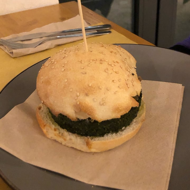 photo of Vitaminas24 Vegan burger shared by @violettaplantbased on  11 Dec 2022 - review