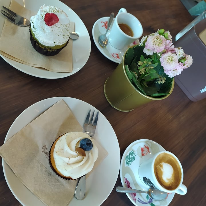 photo of Tauer Bakery Capecake Tea shared by @valebertbirds on  06 Apr 2022 - review