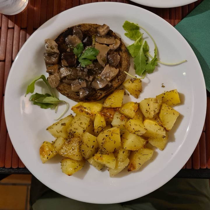 photo of Veganda Cotoletta di funghi con patate shared by @sara1234 on  13 Sep 2021 - review