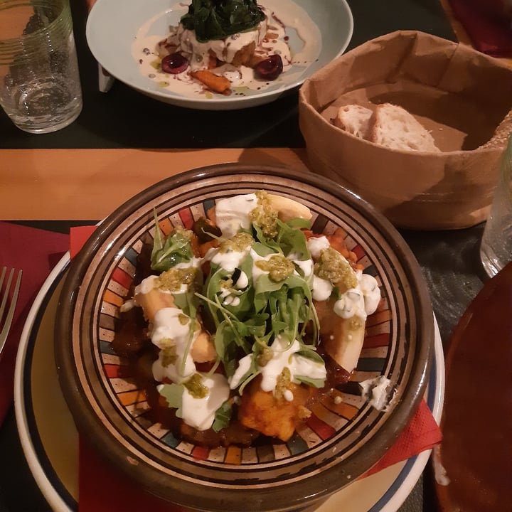 photo of DuedipiccheVegan tajine con caponata estiva, tempeh, anacardi, salsa yogurt e pane indiano shared by @nicolezordan on  22 Aug 2022 - review