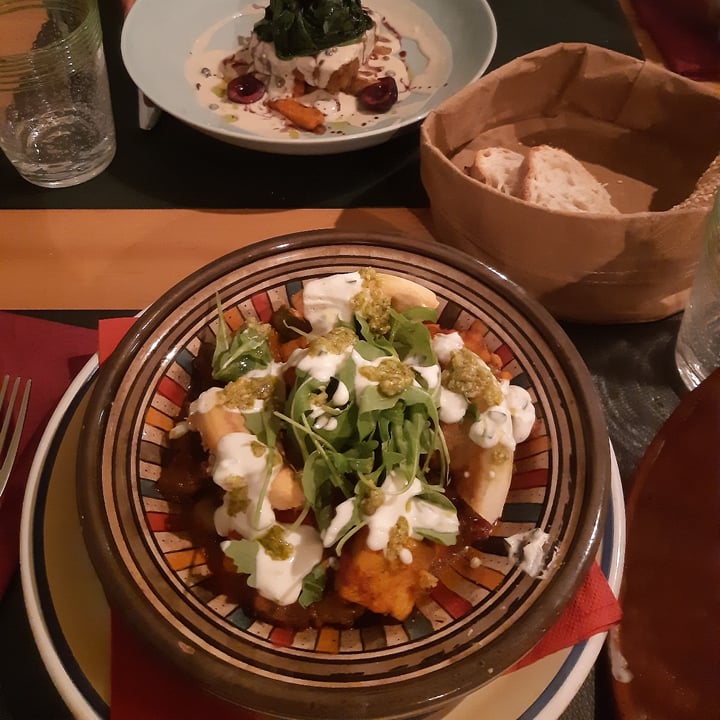 review photo of DuedipiccheVegan tajine con caponata estiva, tempeh, anacardi, salsa yogurt e pane indiano shared by @nicolezordan on 22 Aug 2022 - review