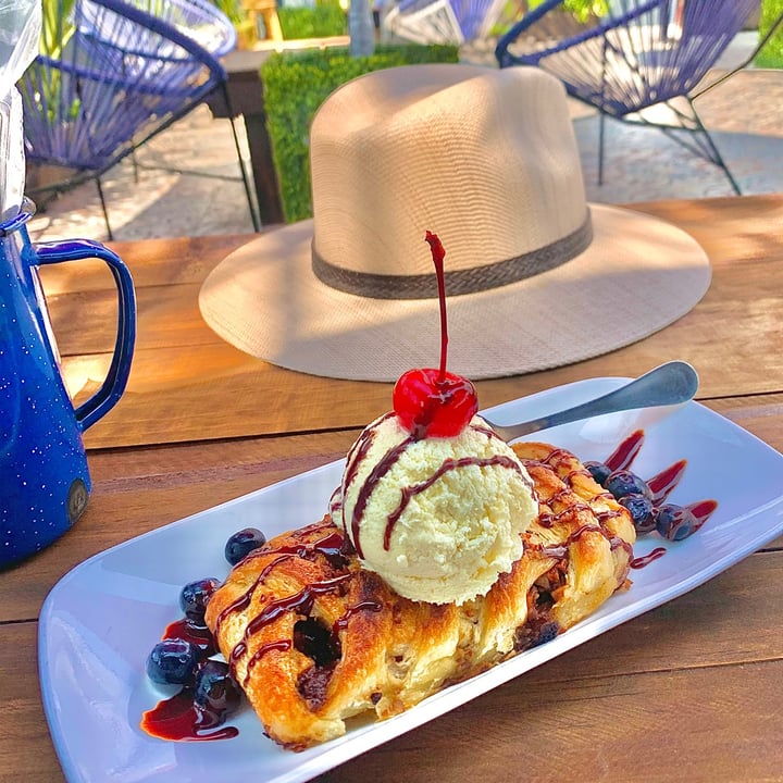 review photo of VERSIÓN VEGANA Strudel 🍎 con helado de vainilla 🍨 🥧 shared by @benroy on 23 Jun 2021 - review
