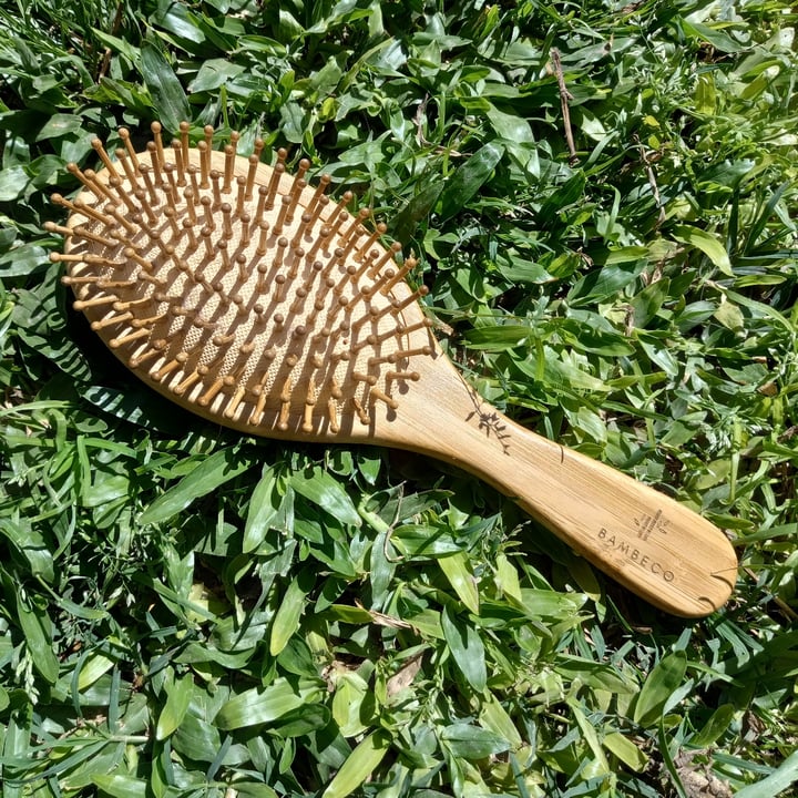review photo of Bambeco Cepillo de pelo Bambú shared by @luujimenezz on 30 Sep 2022 - review
