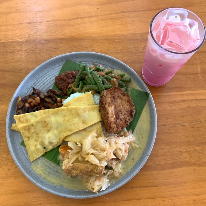 review photo of Love Handle nasi lemak special promo shared by @roshninagaria on 27 May 2022 - review