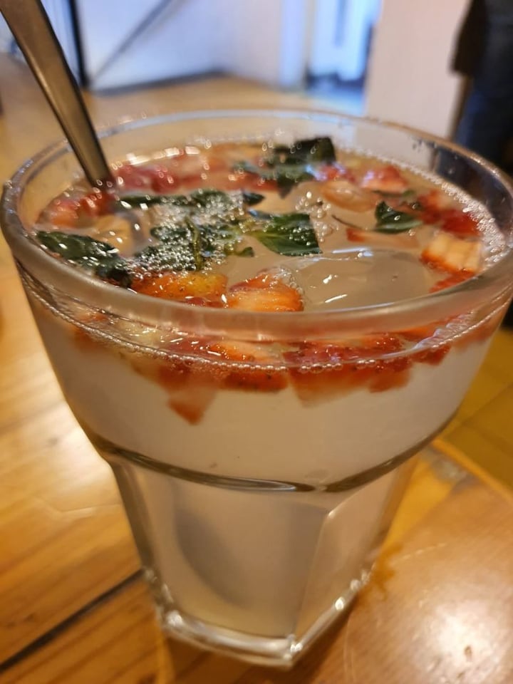 review photo of Lúcuma Limonada con fresa y hierbabuena shared by @guppy on 03 Feb 2020 - review