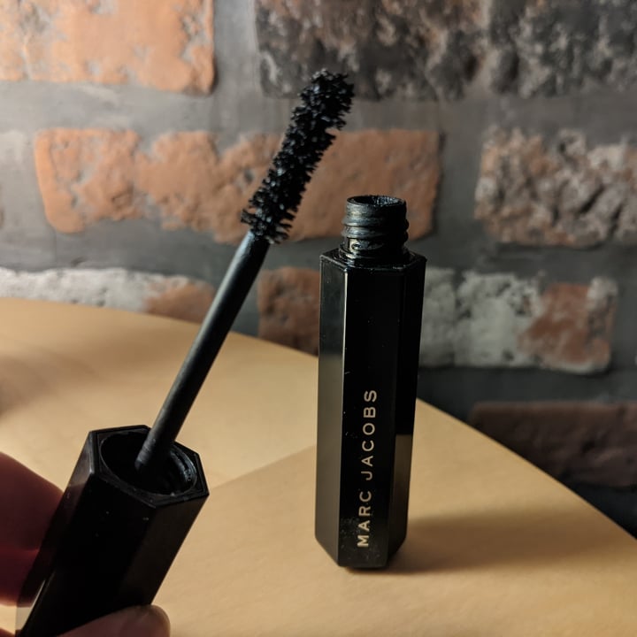 review photo of Marc Jacobs Velvet noir máscara shared by @nyzeil on 18 Oct 2020 - review