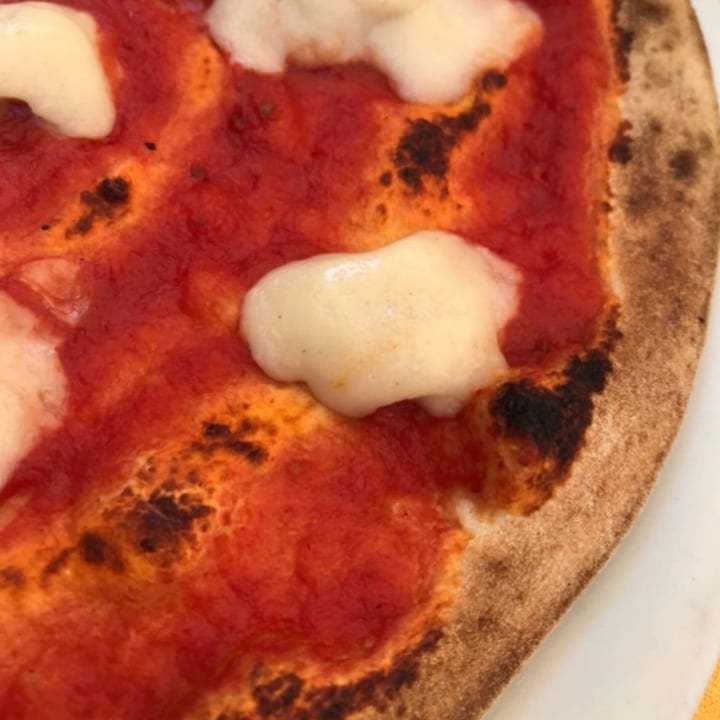 review photo of Pizzeria Al Carmine Pizza Margherita shared by @giuliapedron on 19 Jul 2021 - review