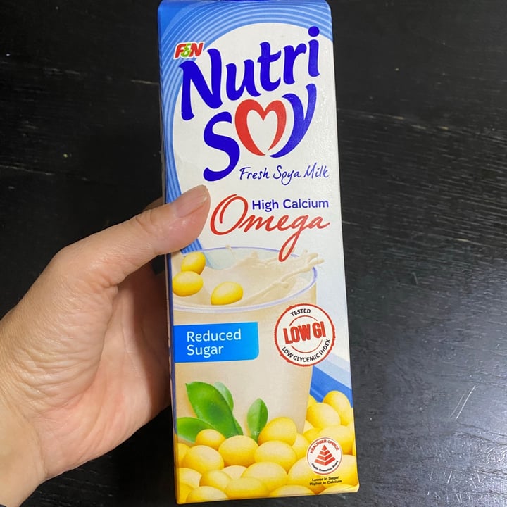 photo of F&N Nutrisoy Fresh Soya Milk High calcium Omega reduced sugar shared by @piggy-egg on  09 Apr 2021 - review