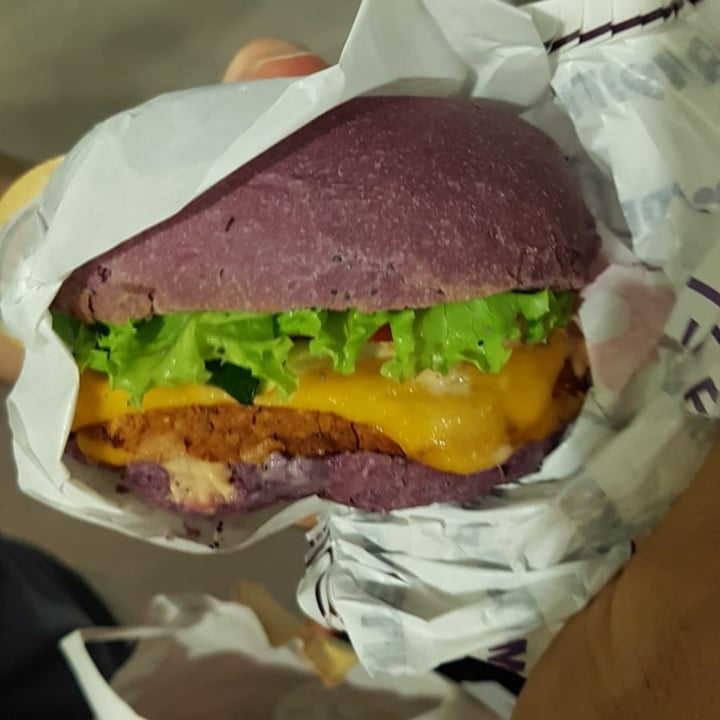 photo of Flower Burger Jungle Burger shared by @antonioaramini on  06 Jun 2022 - review