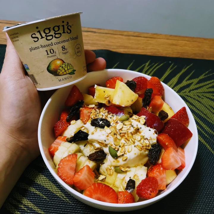 photo of siggi’s Plant Based Coconut Blend Yogurt Mango shared by @stevenneoh on  24 Nov 2021 - review