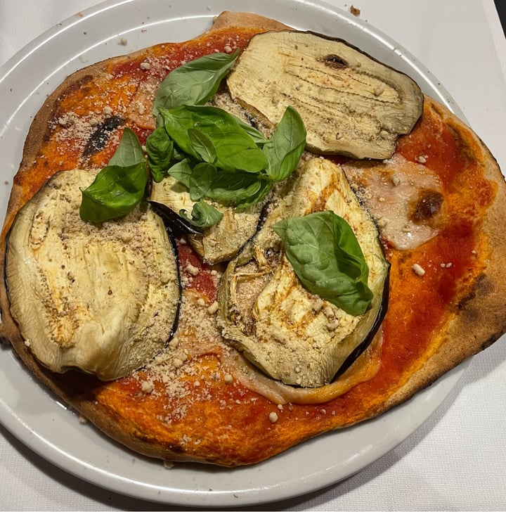 photo of La Colubrina Pizza con Fior di Lenticchie, melanzane e parmigiano vegetale shared by @ombre on  03 Aug 2022 - review