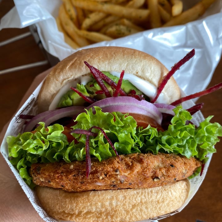 review photo of VeganBurg Singapore Avocado Beetroot Burger shared by @piggy-egg on 02 Jul 2021 - review