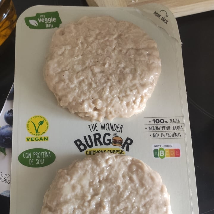 review photo of The Wonder Burger Hamburguesa de "pollo y queso" shared by @sandravegan18 on 27 Jun 2022 - review