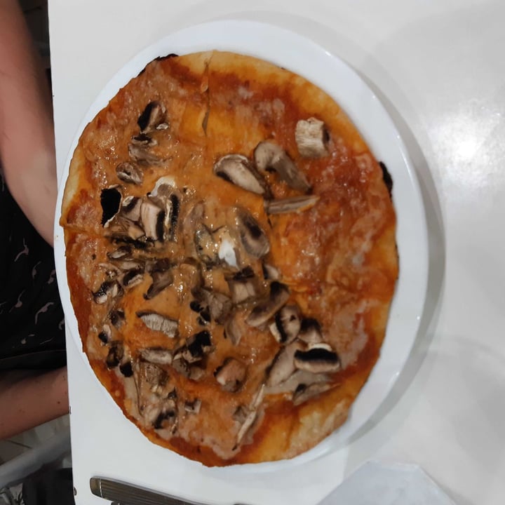 photo of Loving Hut Microcentro Pizza champiñónes shared by @borisgoldzamd on  06 Jan 2020 - review