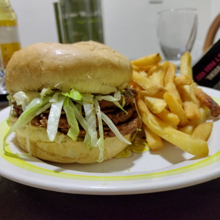 photo of VEGAN FOX Vegmac Burger shared by @quimeyjulia on  16 Oct 2022 - review