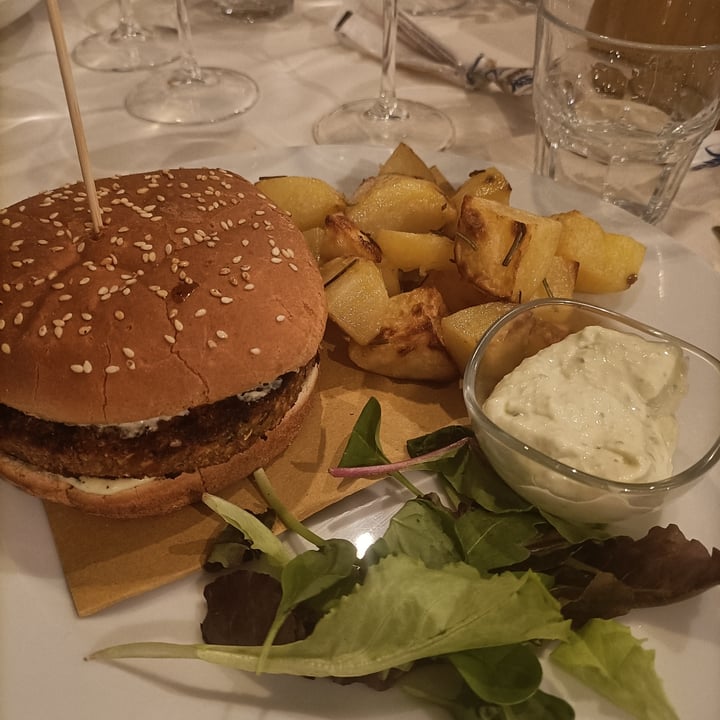 review photo of Due Fogher Pesci e Pizze burger vegano shared by @alessia98 on 17 Oct 2022 - review
