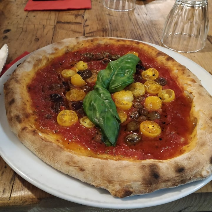 photo of SimBIOsi Organic Ristorante Pizzeria Pizza marinara con pomodorini e olive shared by @bananapower on  27 Mar 2022 - review