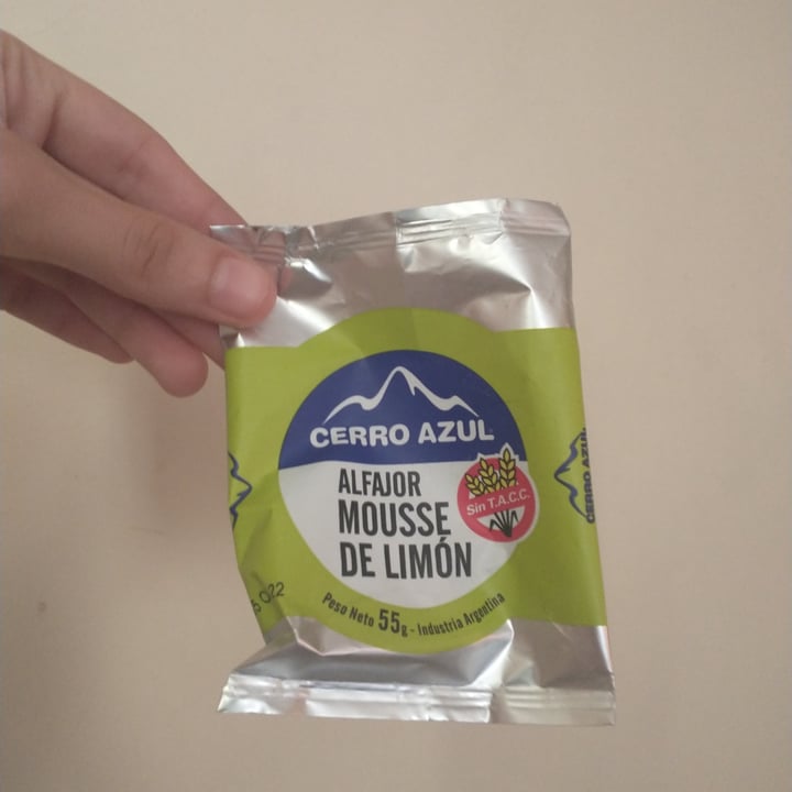 photo of Cerro Azul Alfajor con Mousse de Limón shared by @sofihourcade on  05 Nov 2022 - review