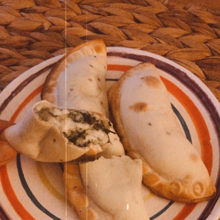 review photo of Empanadas de 10 Empanadas de Acelga Y Muzzarella Vegana shared by @juanacruces on 03 Jul 2020 - review