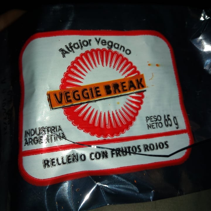 photo of Veggie Break Alfajor Vegano Relleno De Frutos Rojos shared by @fangirlost28 on  09 Jul 2021 - review