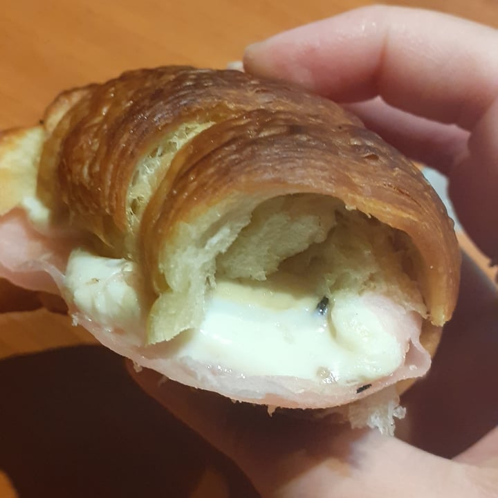 review photo of Futuro Veggie - Coffee & Deli Medialuna con Jamón y Queso shared by @malenaezcurra on 21 May 2020 - review