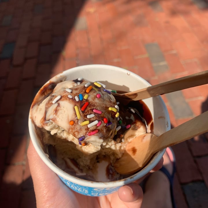 photo of Ben & Jerry's chocolate chips cookie dough ice cream shared by @gingeronearth on  20 Aug 2022 - review
