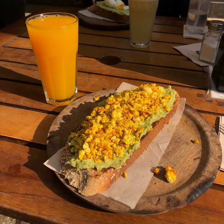review photo of Le Blé Avocado Toast Con Tofu Revuelto shared by @lulitorres on 04 Sep 2021 - review