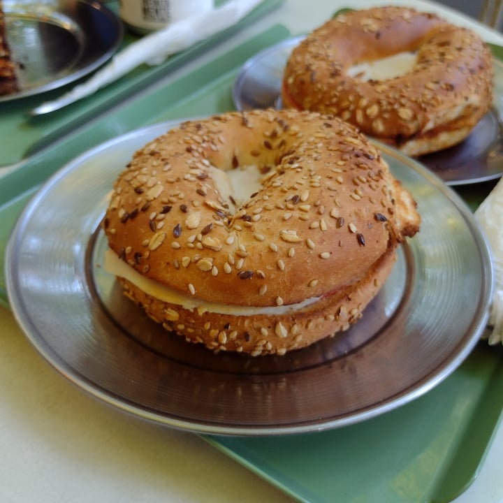 photo of Bioma plant based café Bagel de jamón y queso shared by @alejandraglck on  17 Oct 2022 - review